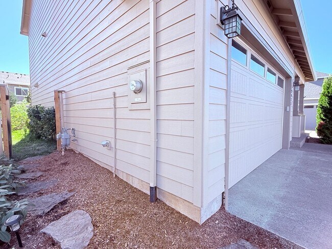 Building Photo - Updated 4 Bedroom Home with Stunning Private Backyard