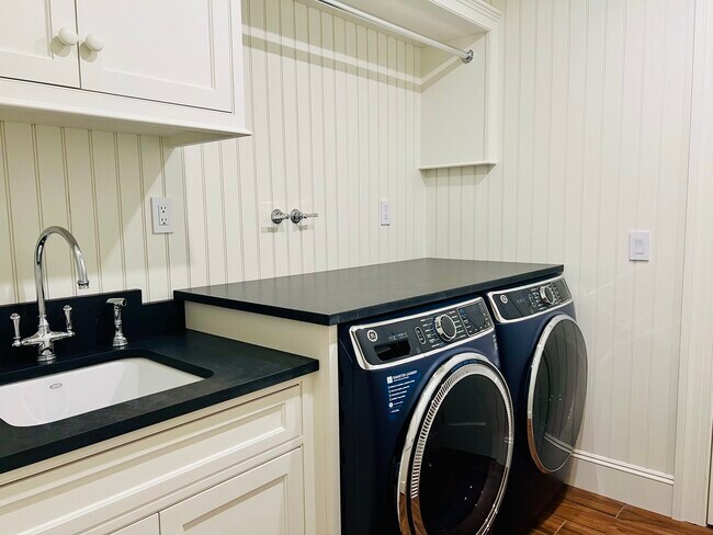 Building Photo - 3 Field Club Ln