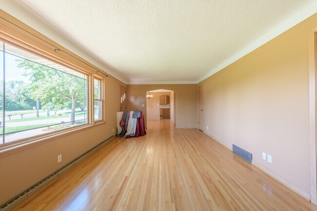 Building Photo - Must see home in mendota heights, huge lot...
