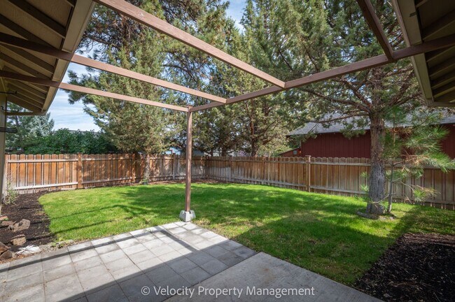 Building Photo - Charming Single Level Home!