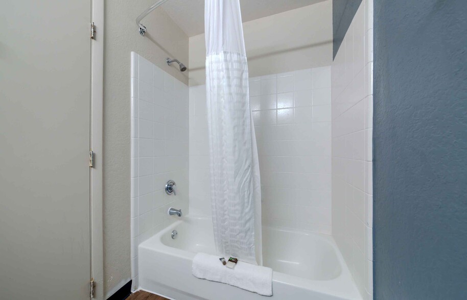 Building Photo - Furnished Studio-Miami - Airport - Doral