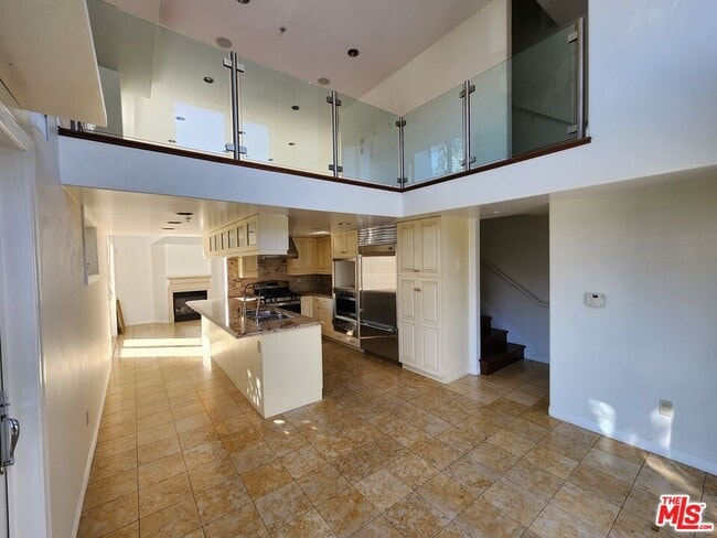 Building Photo - 10389 Almayo Ave