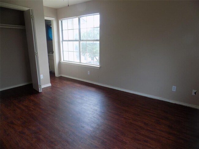 Building Photo - 825 Mica Ln