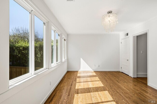 Building Photo - 31 Acacia Ave