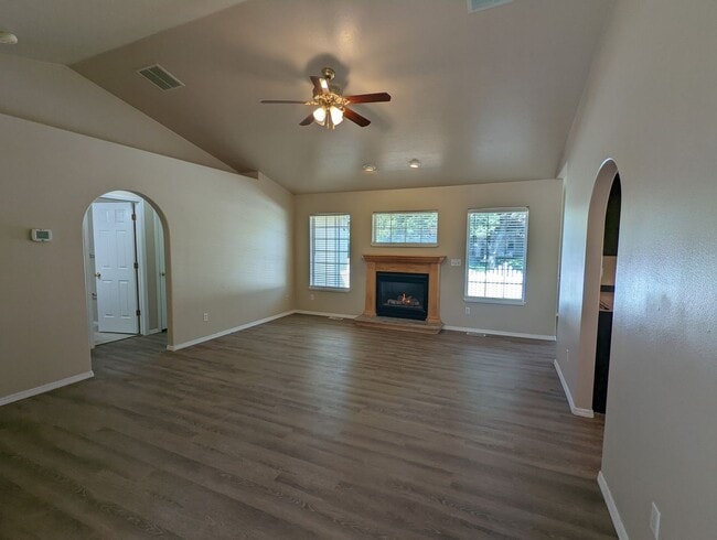 Building Photo - Park Like Setting