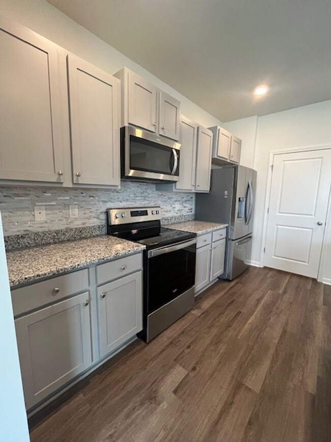 Building Photo - 3 Bedroom Home in Waterside Community of S...