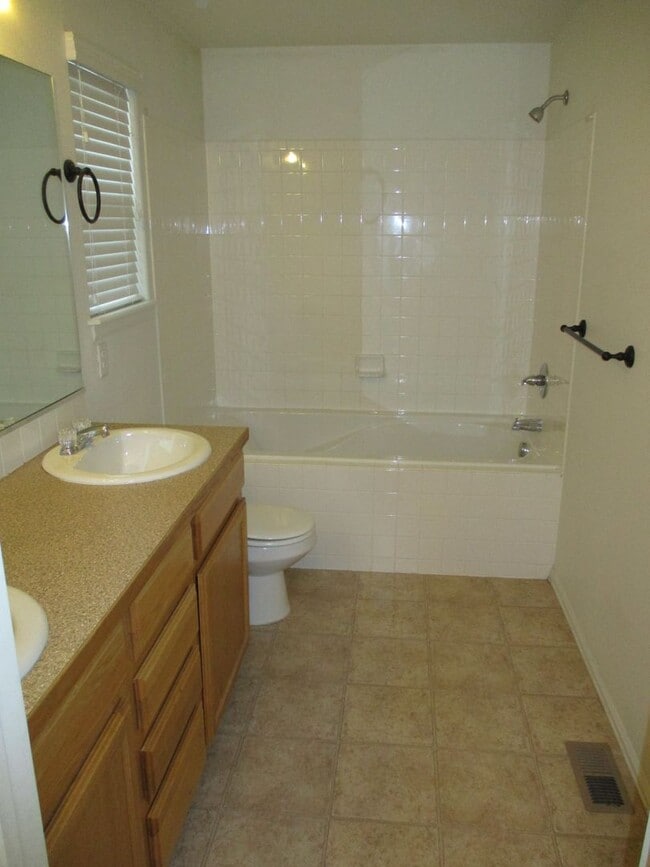 Building Photo - Beautiful 3 bedroom, 2.5 bath 2 story home...