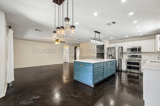 Building Photo - 315 Hollow Grove