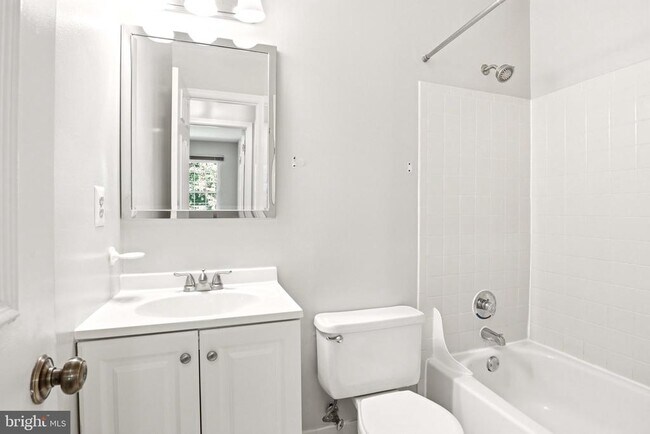 Building Photo - 6088 Heatherwood Dr