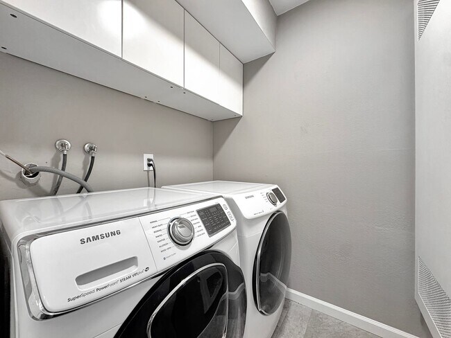 Building Photo - Beautiful 4B 2BA Home w/ AC, W/D, & Solar Panels!