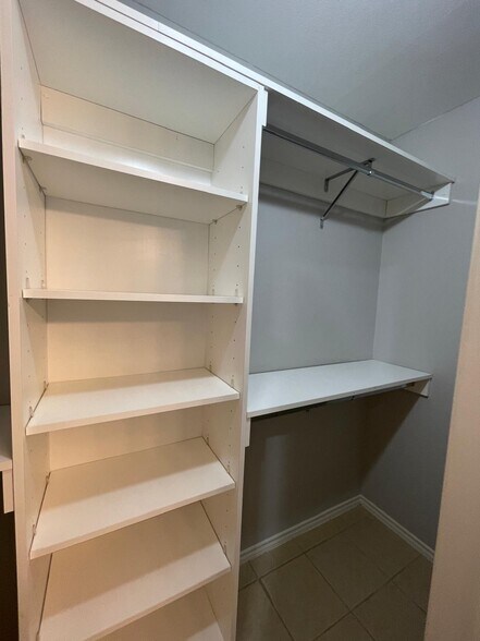 Building Photo - 406 E 3rd St