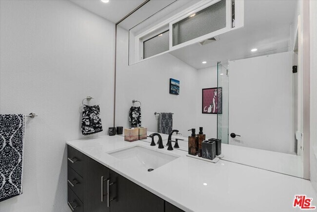 Building Photo - 1121 N Olive Dr