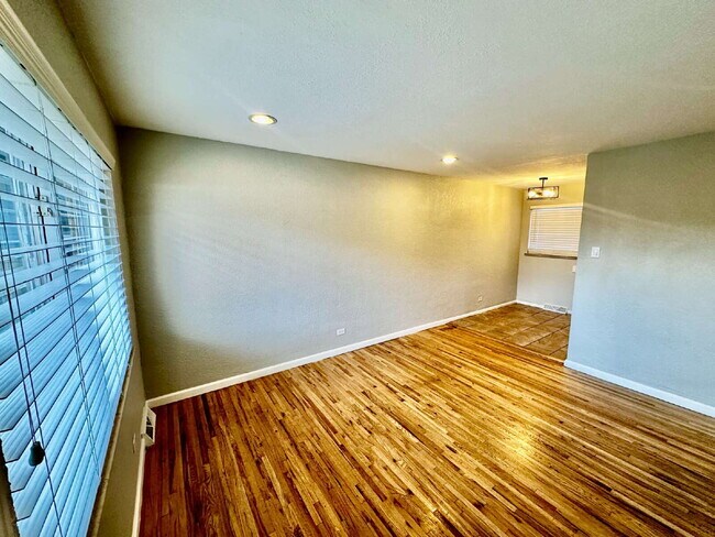 Building Photo - Cozy Home in Sunnyside!