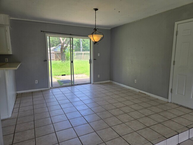 Building Photo - 3013 Normand Dr