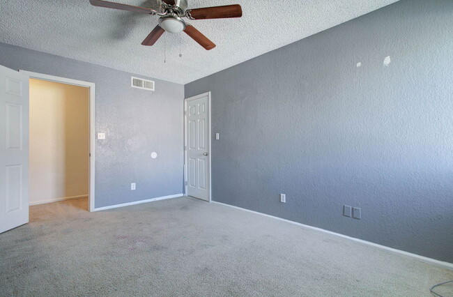 Building Photo - 2202 W Glenrosa Ave