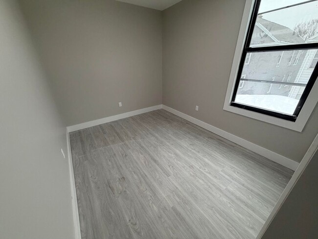 Building Photo - 194 N Lake Ave