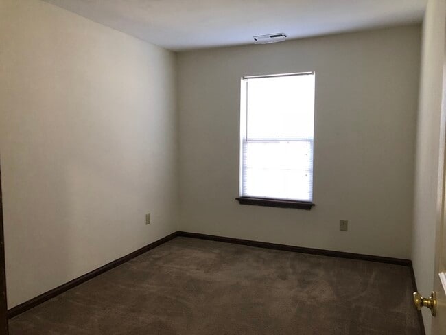 Building Photo - Spacious Townhome in a Central Location!