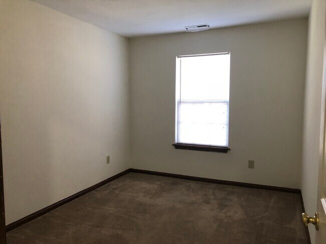Building Photo - SPACIOUS TOWNHOME IN CENTRAL LOCATION