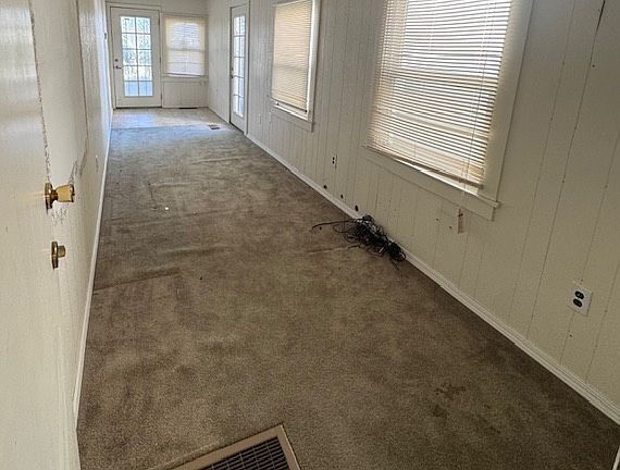 Building Photo - Looking for a place with extra space and easy living?
