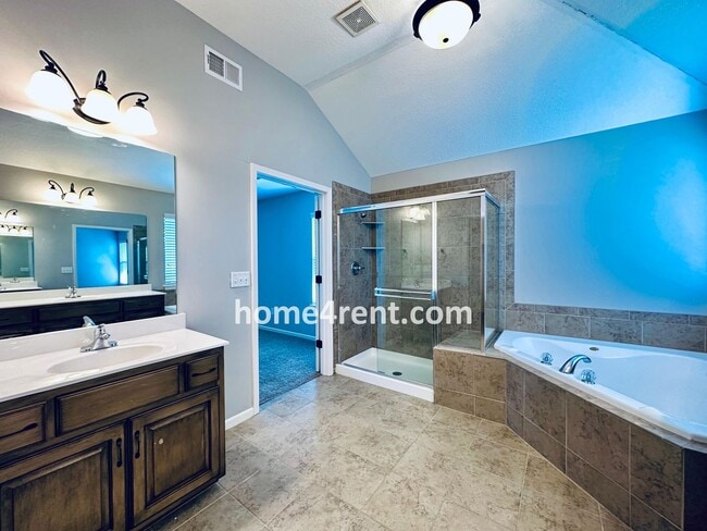 Building Photo - Gorgeous Olathe, 5 BR Home w/ Wood floors,...