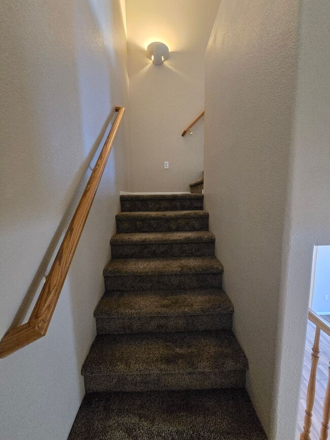 Building Photo - A Fabulous 3 Bedroom Townhouse close to NA...