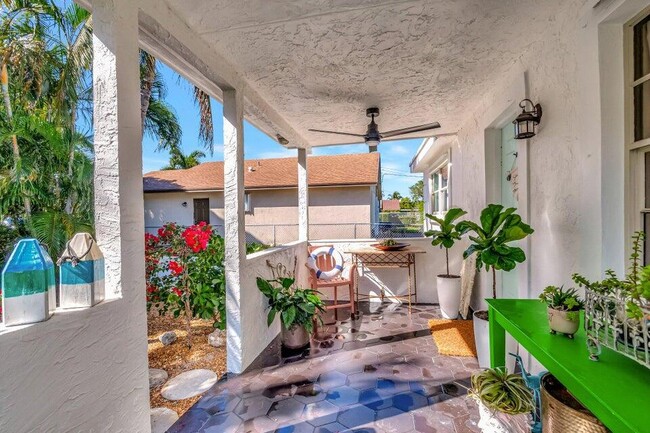 Building Photo - 237 SW 3rd Ave