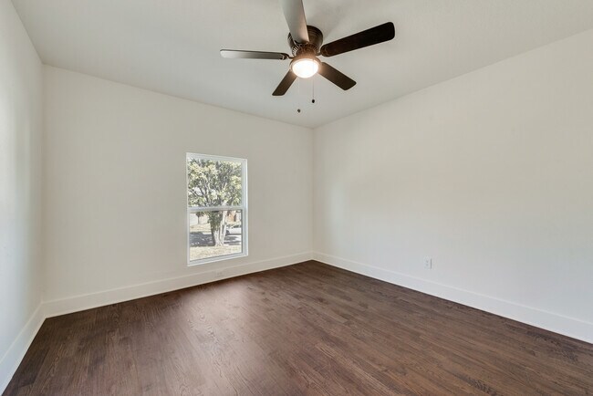 Building Photo - 221 Creek Cove Dr