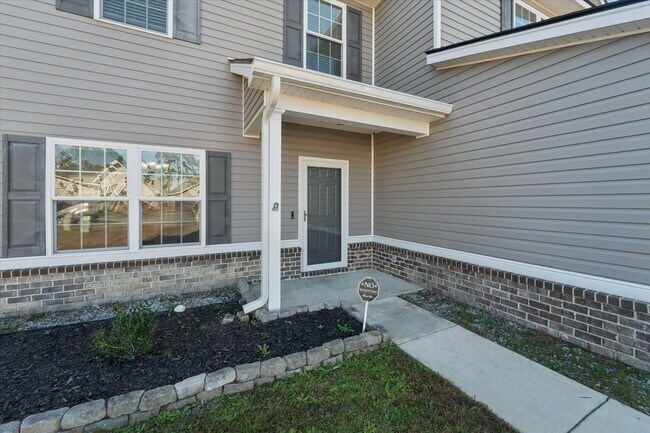 Building Photo - AVAILABLE NOW! (Pet Friendly)