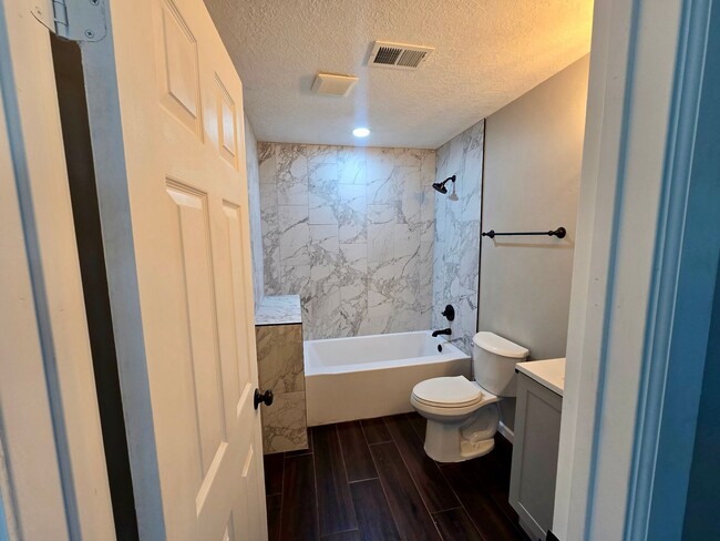 Building Photo - ***NEW*** 3-bedroom, 2-bath home in Albuquerque with all the modren finishes!