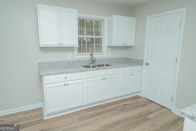 Building Photo - 3323 Victory Ct E