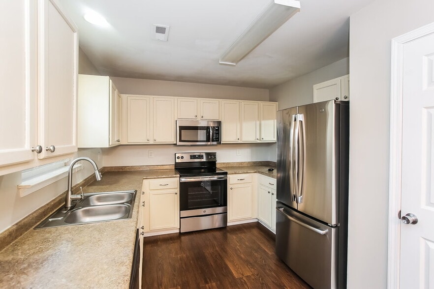 Building Photo - 7124 Fox Point Dr