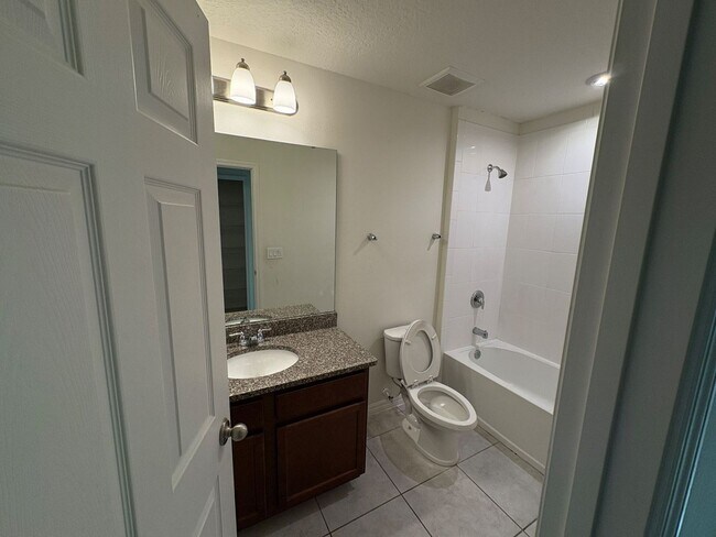 Building Photo - 5 bedroom 3.5 Bath House on Oakland Trails, Easy Turnpike Access No Rear Neighbors