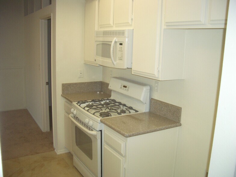 Building Photo - 7211 Cozycroft Ave