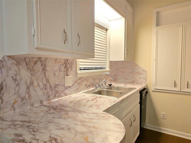 Building Photo - 505 W 18th St