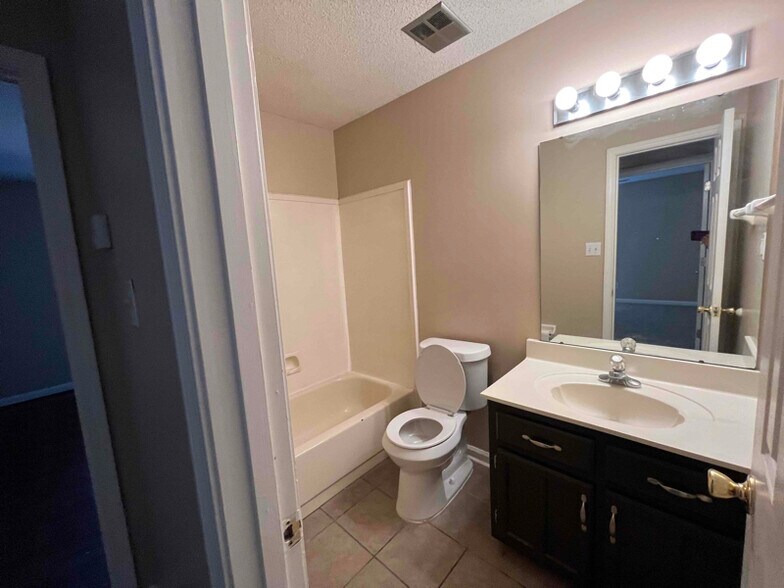 Building Photo - 3123 Woodland Crest Dr