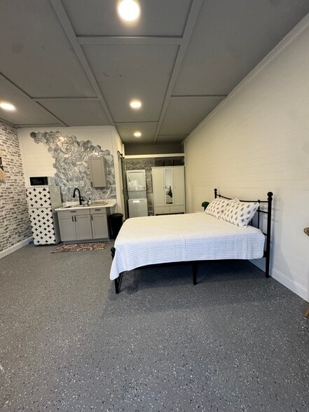 Queen bed - 729 Highway 314