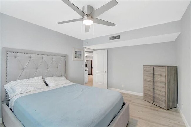 Building Photo - 3000 NE 48th Ct