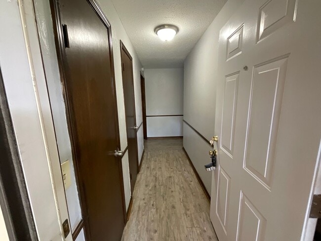 Building Photo - Nice 3bed, 1 1/2 bath. 2 car garage