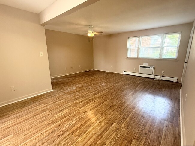 Building Photo - 10 Colonial Dr