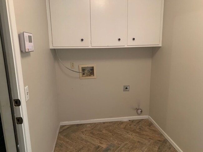 Building Photo - 4 Bedroom in Melanie Park