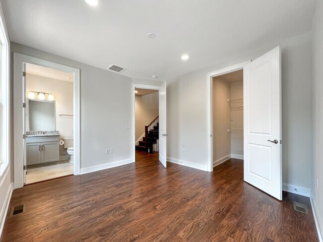Building Photo - Stunning Luxury Townhome with Elevator in ...