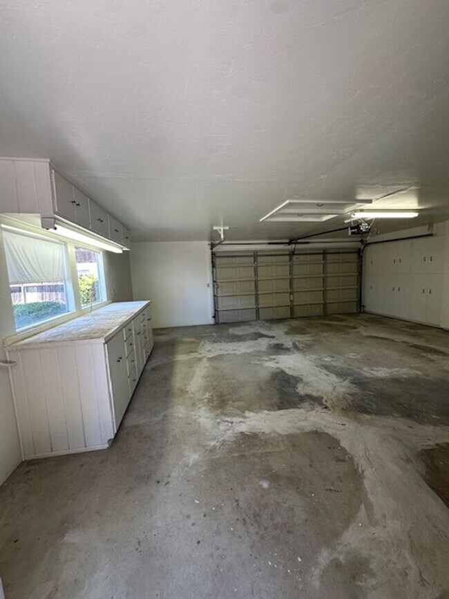 Building Photo - 1112 Radcliffe Ave