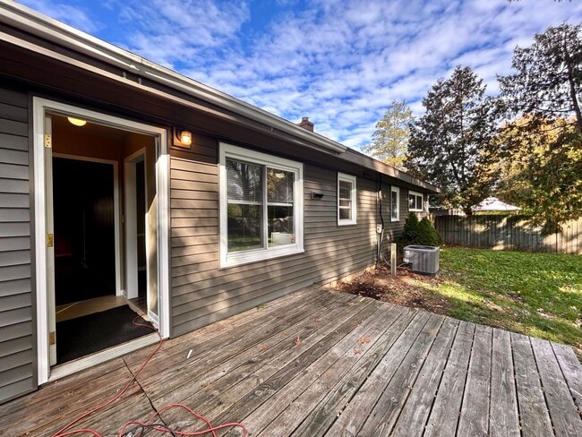 Building Photo - Three Bedroom Ranch in Northeast Grand Rapids