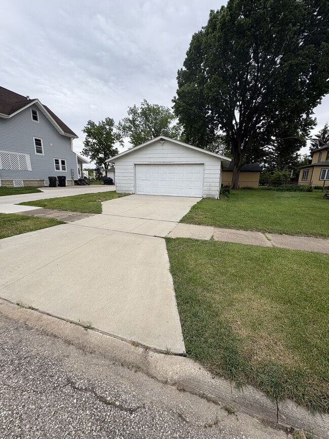 Building Photo - Updated 2 Bed, 2 Bath House for Rent with 2 Stall Garage!!!