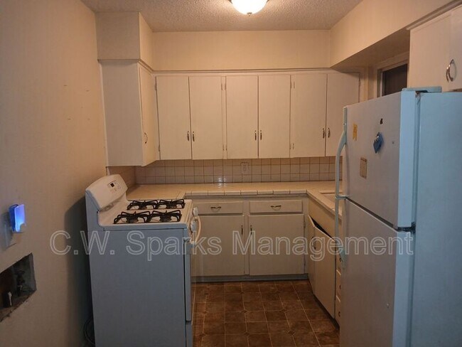 Building Photo - 3015 Avon St