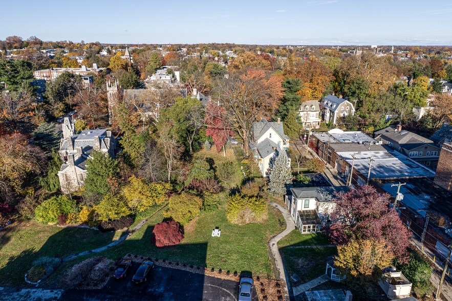 Property side Yard for Tenants Enjoyment - 225 W Pastorius St
