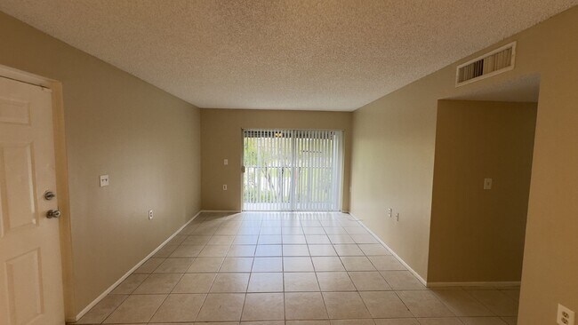 Building Photo - Charming 2-Bed Condo Retreat in West Palm Beach – Cozy Living Awaits!