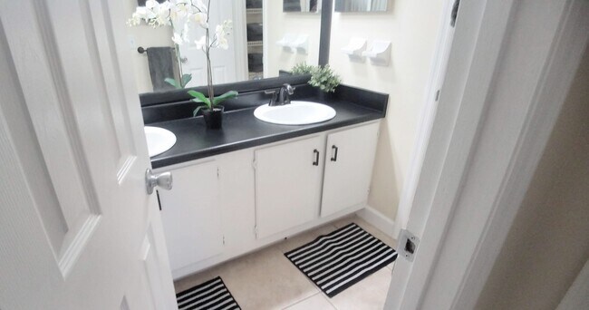 Building Photo - Beautiful  Furnished 1/1 condo x Rent  in Winter Park Next to Full Sail University !