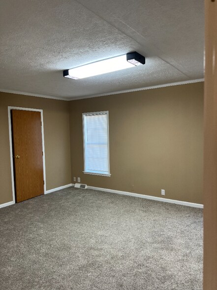 Building Photo - 420 Decker St