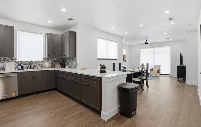 Building Photo - 1208 W Oltorf St